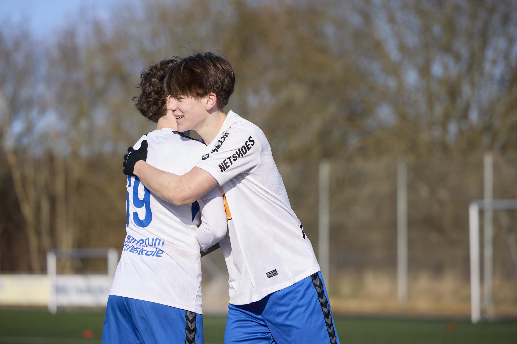 Elever på fodboldbane